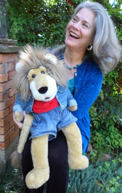 Jiaan Powers with Spike the Lion