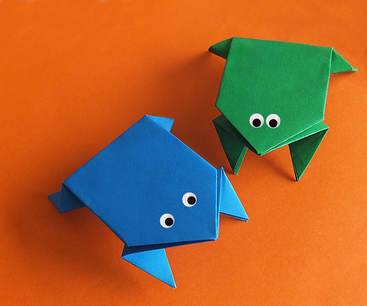 two origami frogs with googly eyes