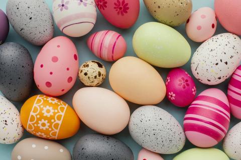 https://pixabay.com/photos/easter-eggs-eggs-background-6136257/