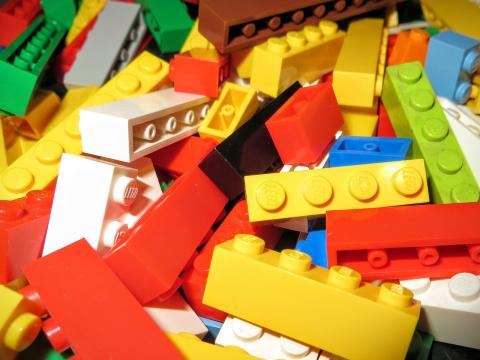 https://pixabay.com/photos/lego-multicolored-bricks-game-1124009/