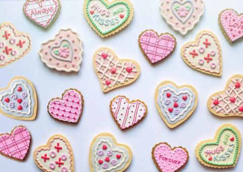 https://pixabay.com/photos/valentines-day-valentine-cookies-3984154/