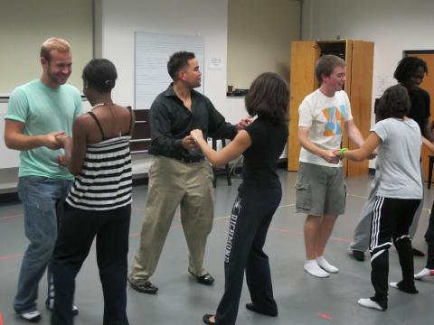 Join us for a fun, energetic salsa class! No experience or partner needed. 💃🕺  Únete a nosotros para una divertida y enérgica clase de salsa. No se necesita experiencia ni pareja. 💃🕺