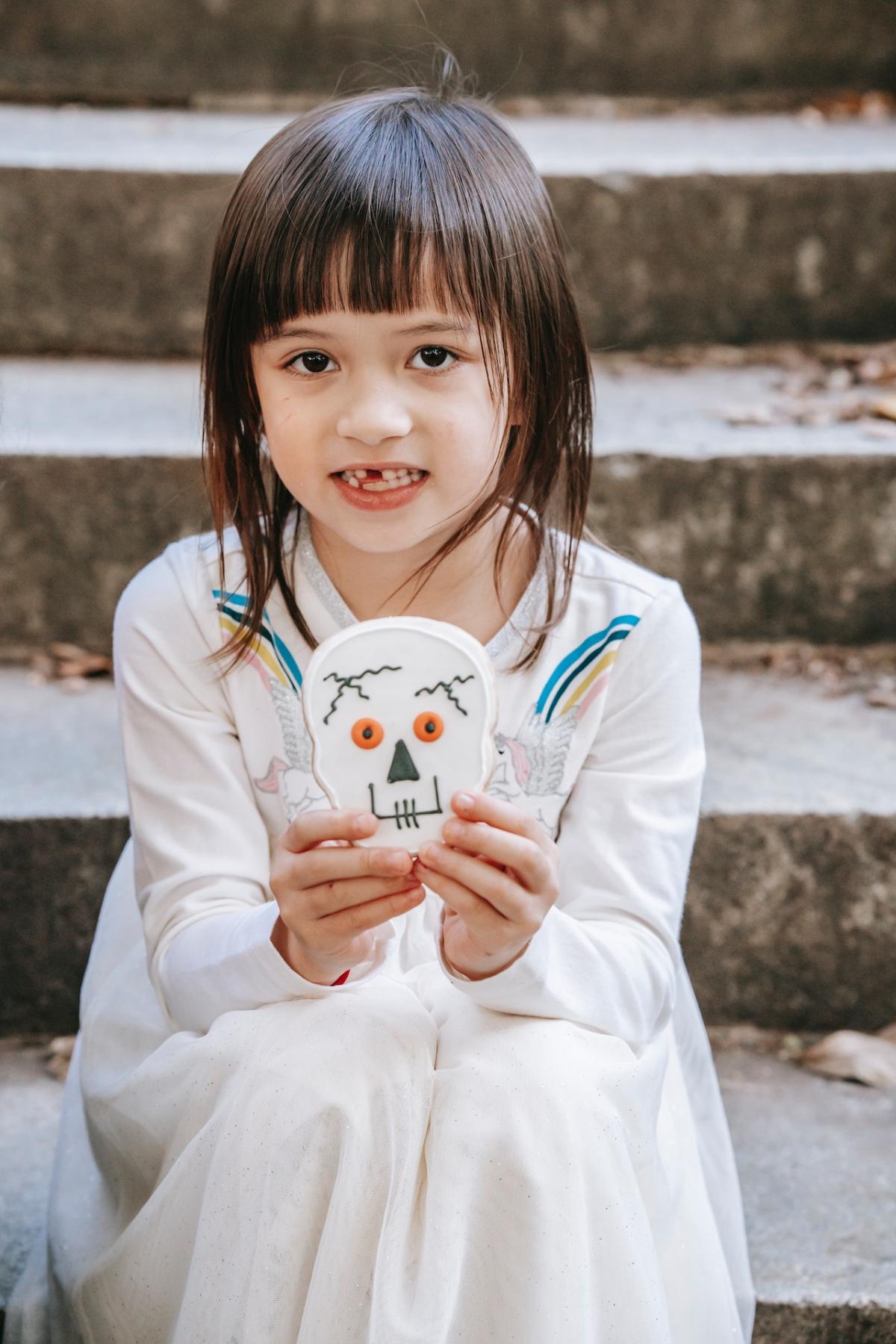 girl with cookie