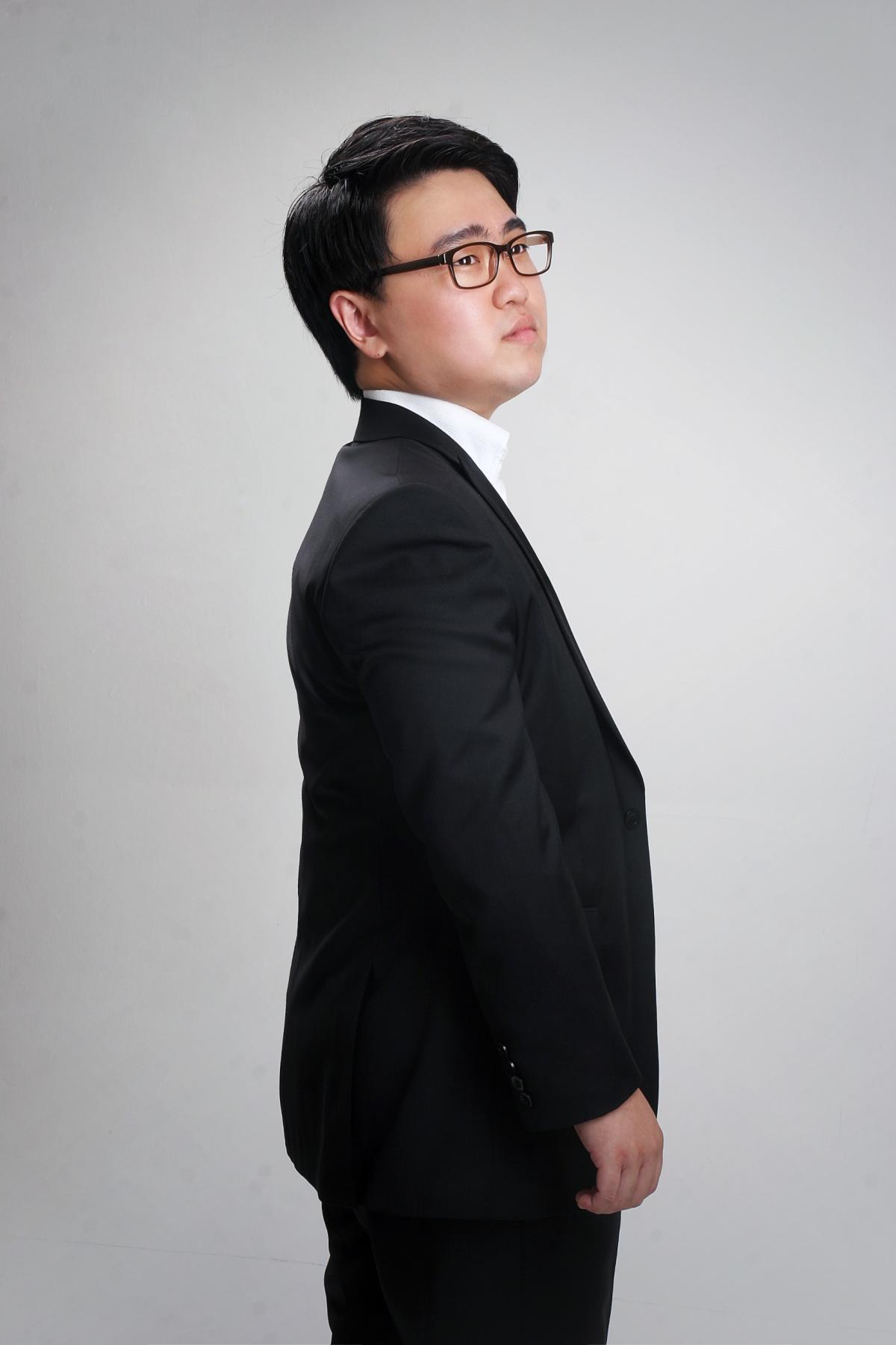 Photo of pianist Yongseok Kwon, standing