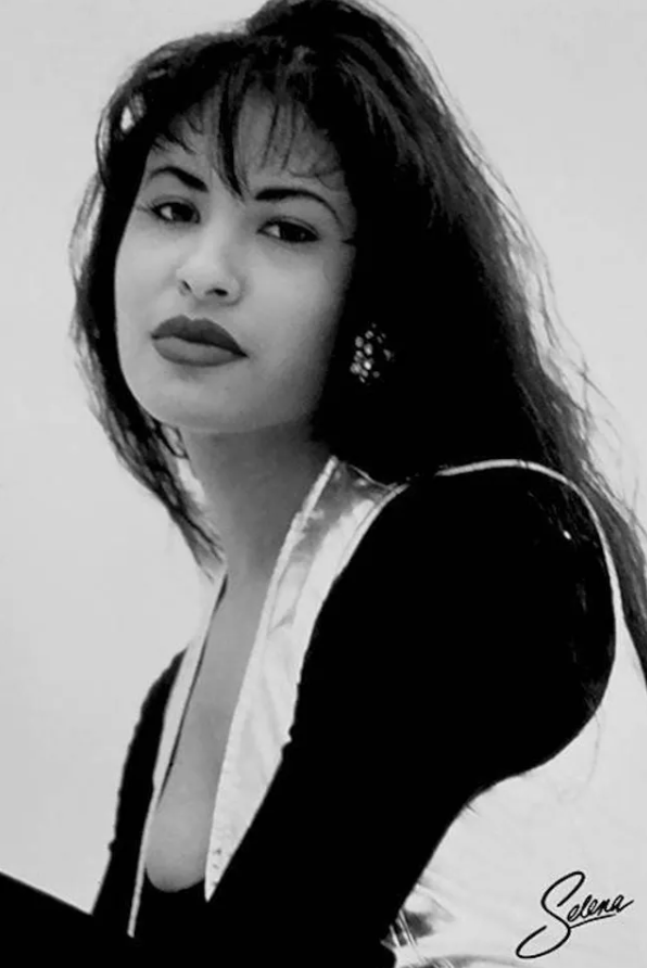 A black and white photo of Selena Quintanilla