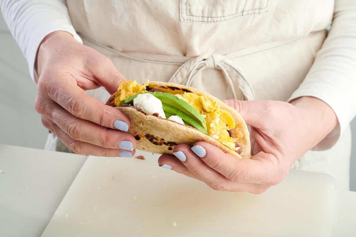 person making baleadas
